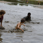 kids-splashing-in-mud-race